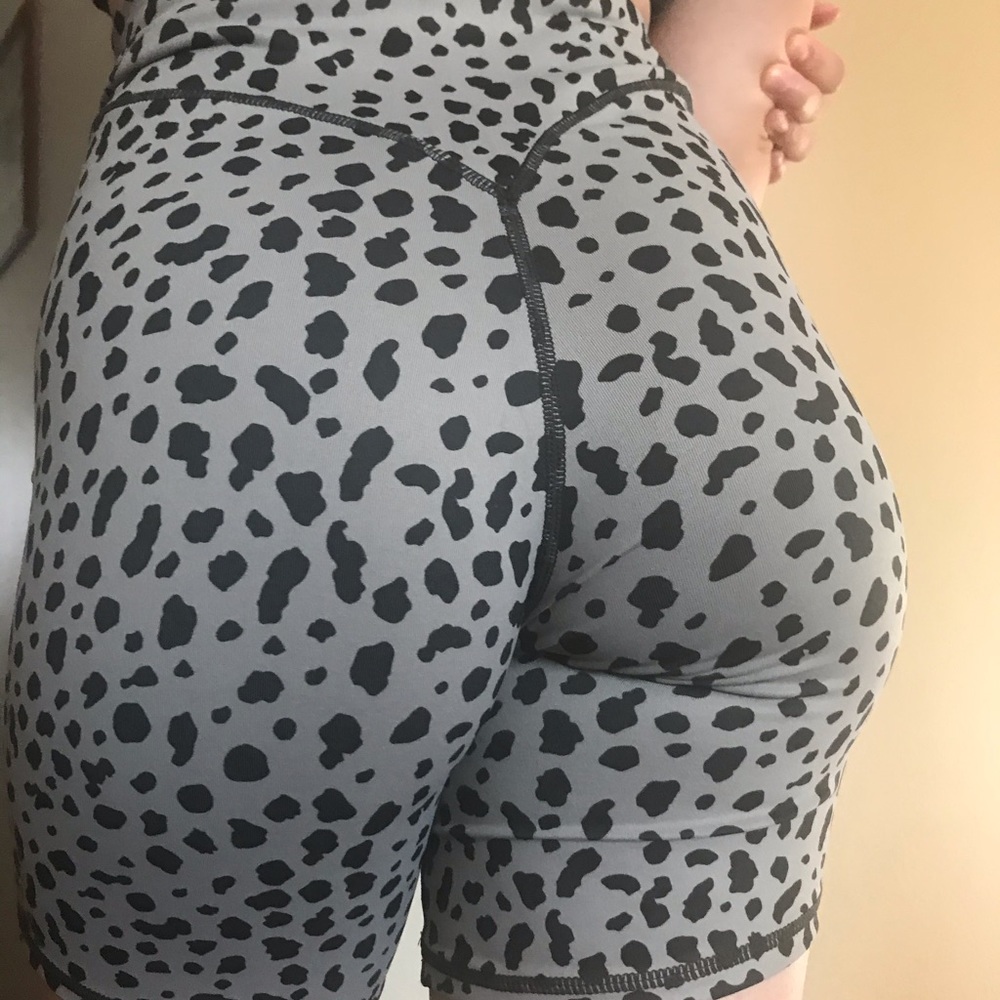 NWT balance athletica rider shorts in snow leopard